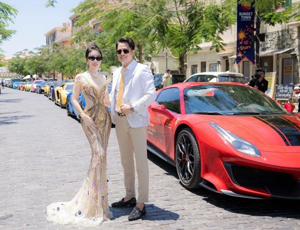 Vợ chồng và Phan Thị Mai nổi tiếng với siêu xe và độ xa hoa. 