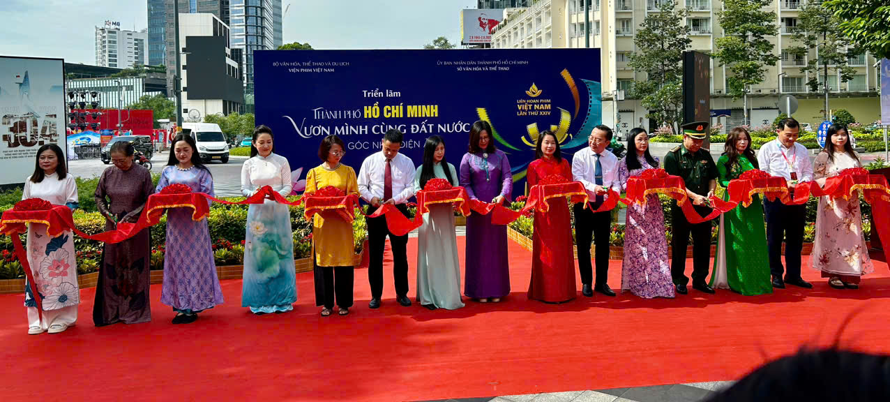 Khai mạc triển lãm. Ảnh: Cẩm Viên. 