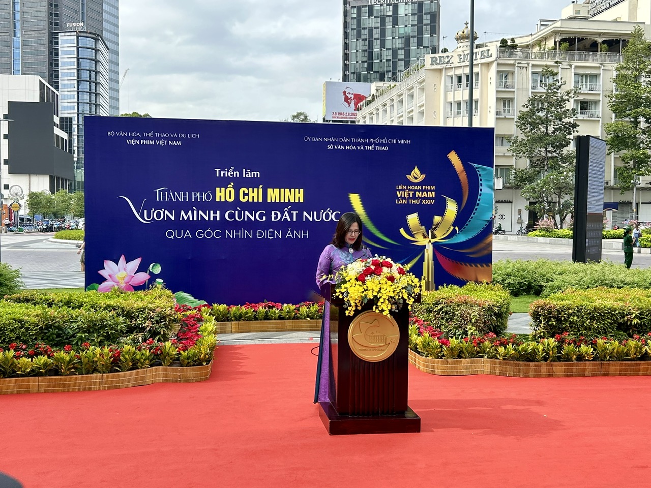 Bà Lê Thị Hà, Viện trưởng Viện Phim Việt Nam, phát biểu tại triển lãm. Ảnh: Cẩm Viên. 