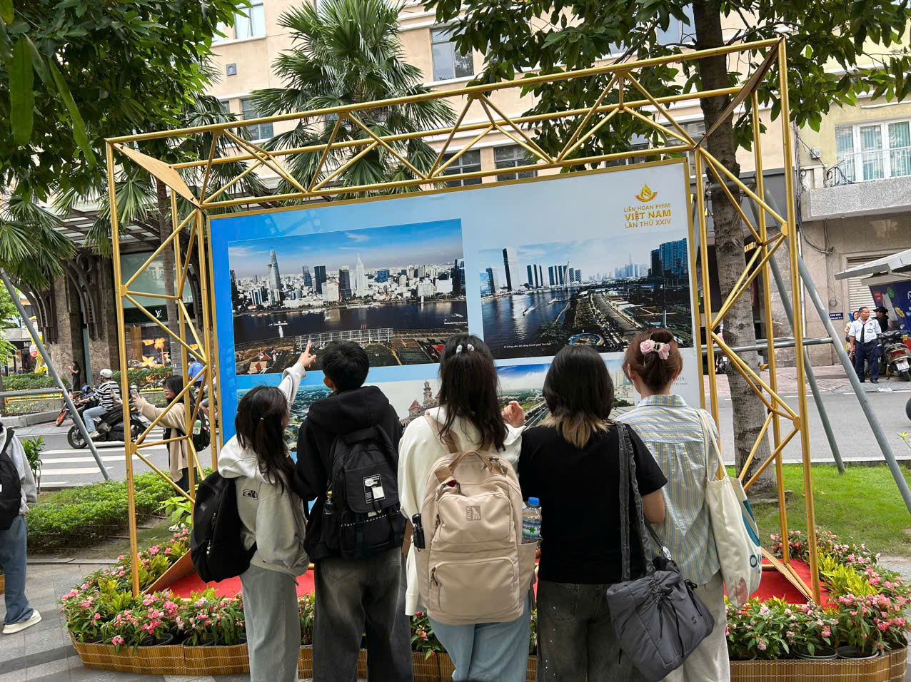 Triển lãm thu hút khá đông bạn trẻ tham gia. Ảnh: Cẩm Viên. 