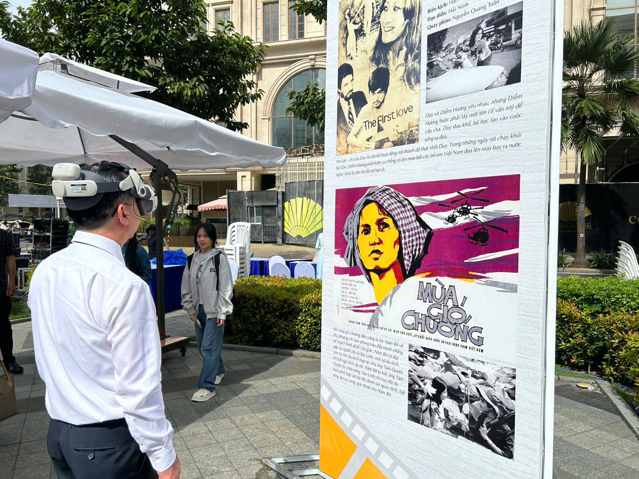 Triển lãm ảnh tái hiện sống động qua công nghệ mới. Ảnh: Cẩm Viên. 