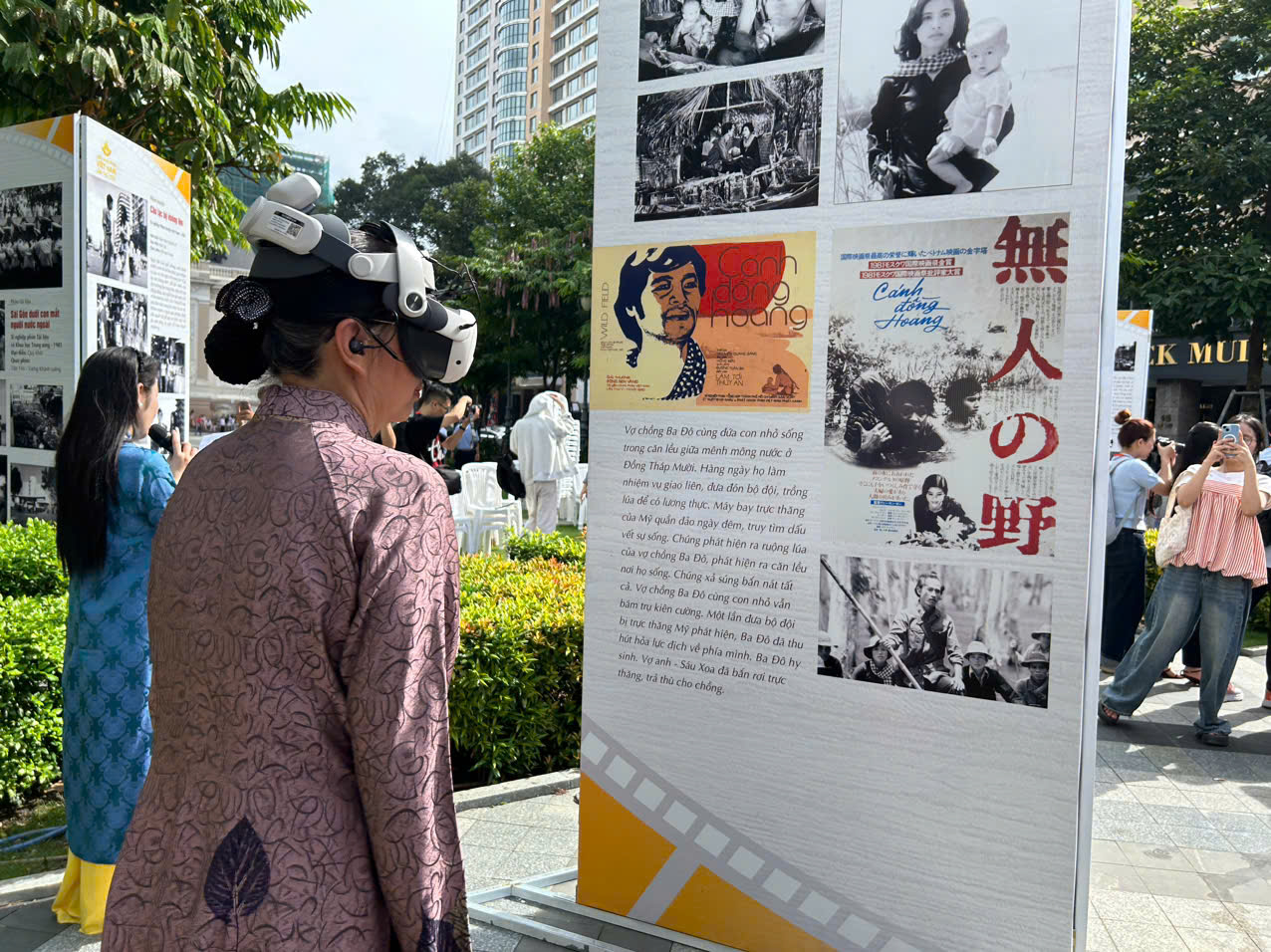 Khách mời trải nghiệm công nghệ thực tế ảo tại triển lãm. Ảnh: Cẩm Viên.