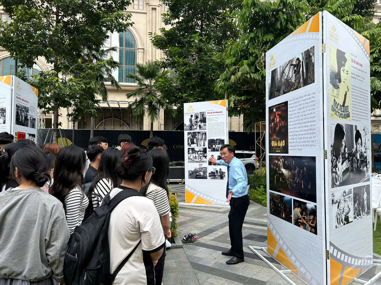 Các bạn trẻ tìm hiểu về triển lãm phim Việt Nam. Ảnh: Cẩm Viên. 