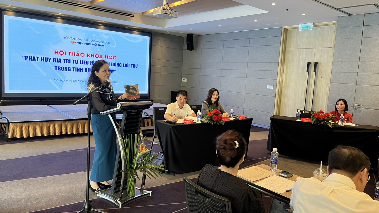 Tiến sĩ Ngô Phương Lan chia sẻ tại chương trình. 