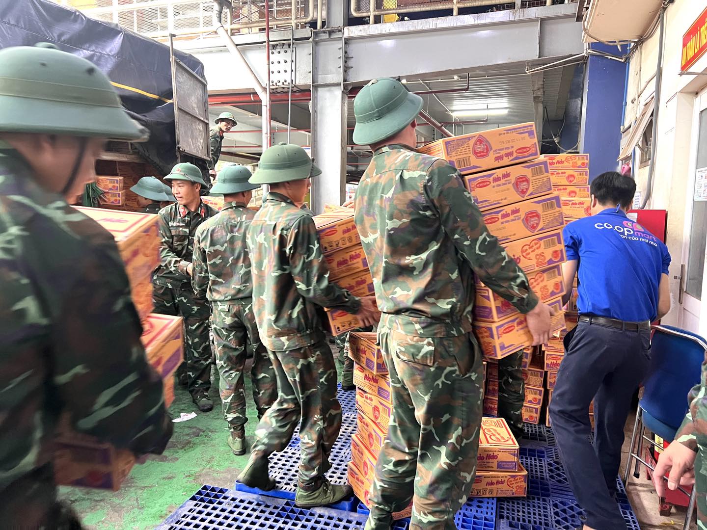 Co.opmart Buôn Mê Thuột phối hợp với các cơ quan chức năng, điều phối kịp thời tiếp ứng nhu yếu phẩm cho các vùng bị ảnh hưởng.