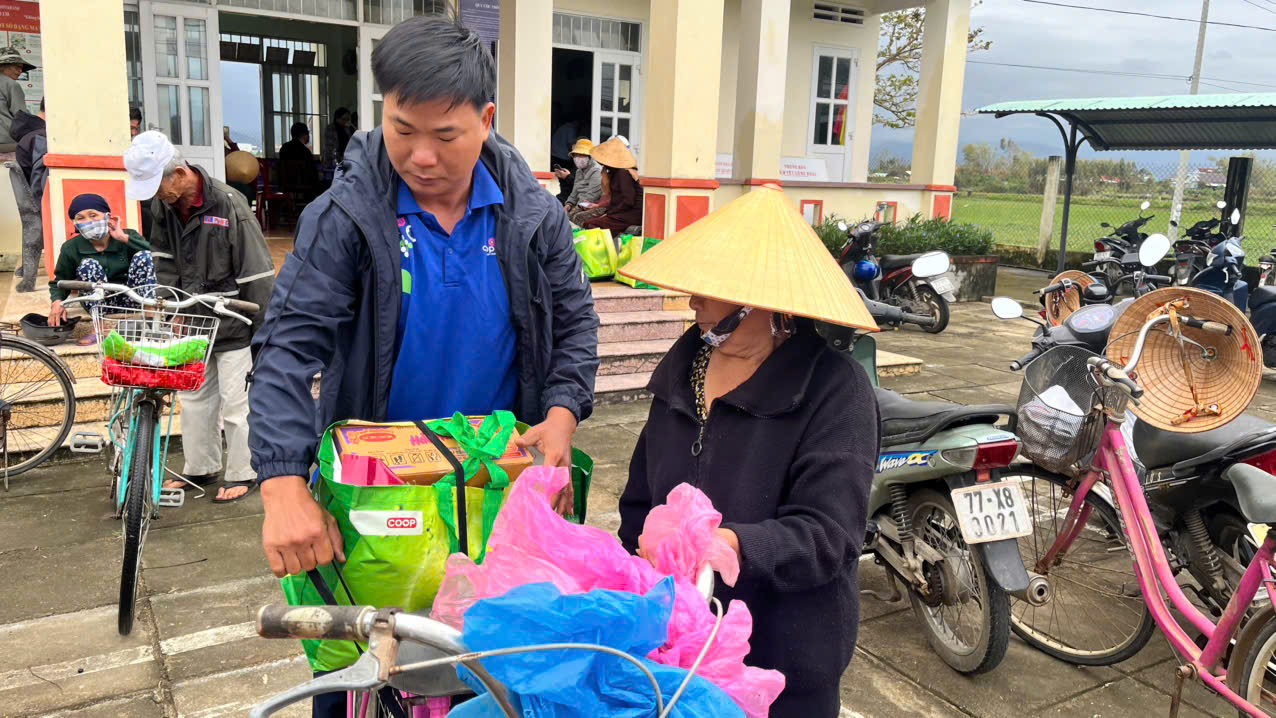 Co.opmart Quy Nhơn và Co.opmart An Nhơn tiếp tục đưa phần quà hỗ trợ Co.op Cares lan tỏa đến với bà con tại Gia Lai (Bình Định cũ)