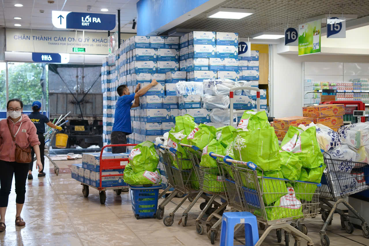 Co.opmart Tuy Hòa tăng cường nước uống đóng chai trong những ngày nước sạch khan hiếm