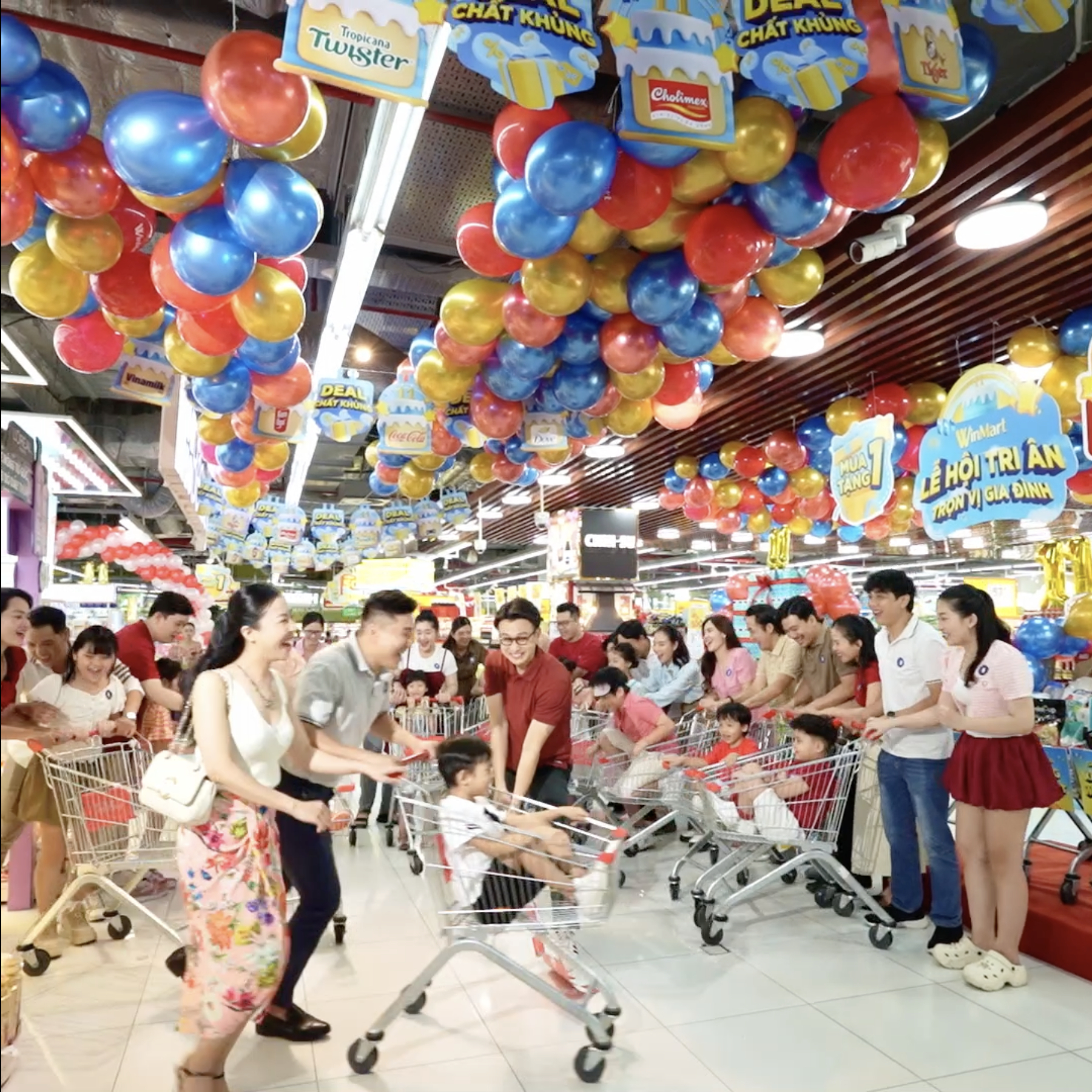 Tại “Cuộc đua mua sắm”, WinMart mang đến 11 deal hấp dẫn nhất làm phần thưởng cho 11 thử thách liên tiếp. Trong thời gian giới hạn, các đội chơi phải hoàn thành các thử thách mua sắm Ban tổ chức đưa ra. Đội nào cán đích đầu tiên và đáp ứng đúng yêu cầu sẽ nhận ngay phần thưởng của vòng thi. Không khí thi đua đầy hứng khởi lan tỏa khắp siêu thị.