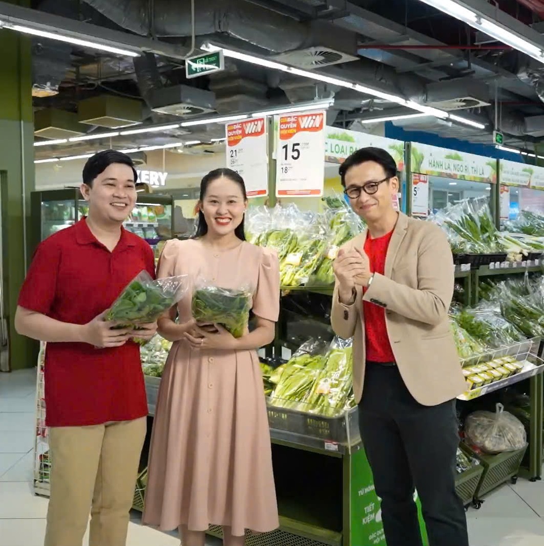 Không chỉ mang đến những khoảnh khắc sôi nổi tại “Cuộc đua mua sắm”, Workshop “Kiểm chứng chất lượng thực phẩm tươi sống WinMart” cũng thu hút sự quan tâm của nhiều gia đình. Thông qua chia sẻ từ chuyên gia dinh dưỡng – Thạc sĩ, Bác sĩ Đặng Ngọc Hùng, Viện trưởng Viện Nghiên cứu và Tư vấn Dinh dưỡng, khách hàng được trang bị thêm kiến thức nhận diện thịt, rau đạt chuẩn VietGAP, GlobalGAP, cũng như hiểu rõ hơn về thịt ủ mát MEATDeli được sản xuất theo công nghệ thịt mát châu Âu. Chỉ với thao tác quét mã QR trên bao bì, người tiêu dùng có thể xem ngay thông tin về vùng trồng, trang trại và quy trình sản xuất của từng sản phẩm.