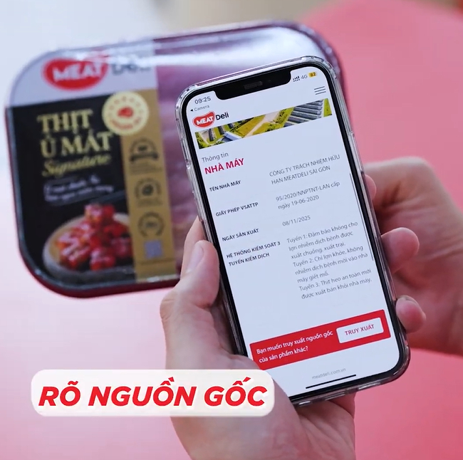 Chỉ với thao tác quét mã QR trên bao bì, người tiêu dùng có thể xem ngay thông tin về vùng trồng, trang trại và quy trình sản xuất của từng sản phẩm.