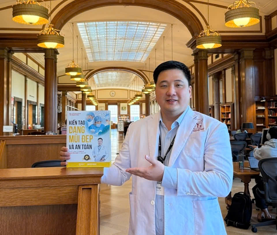 Bác sĩ Chuyên khoa II Trần Nguyên Giáp viết sách về chuyên ngành thẩm mỹ. 