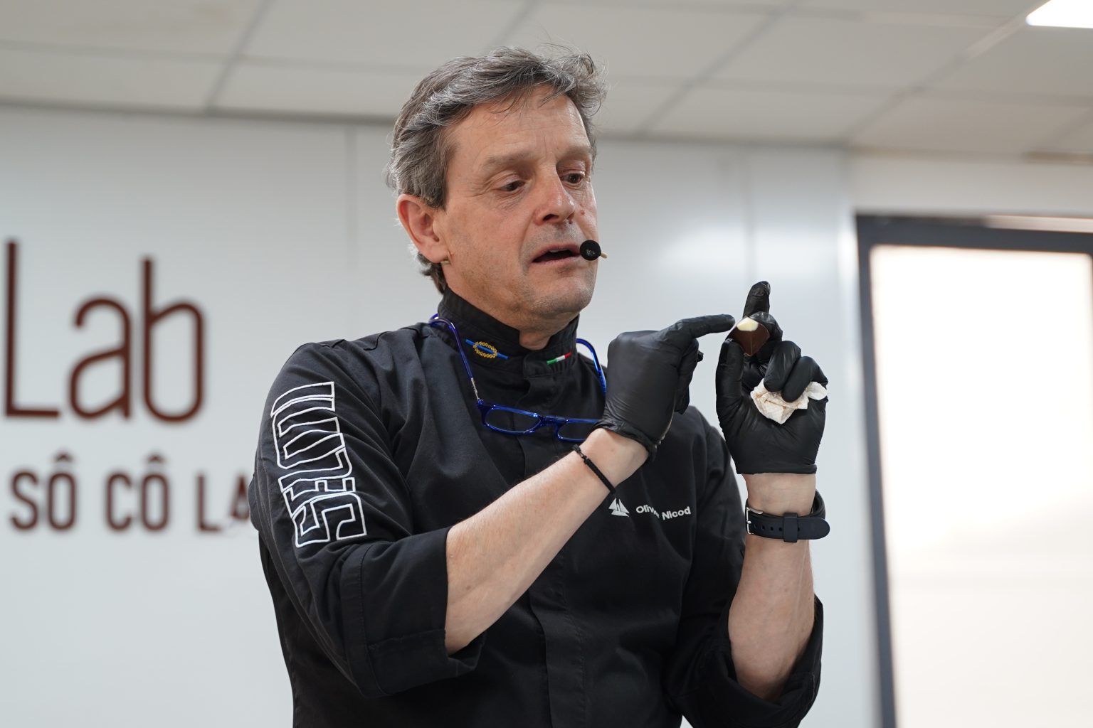 Ông Olivier Nicod – chocolatier người Pháp hướng dẫn làm chocola.