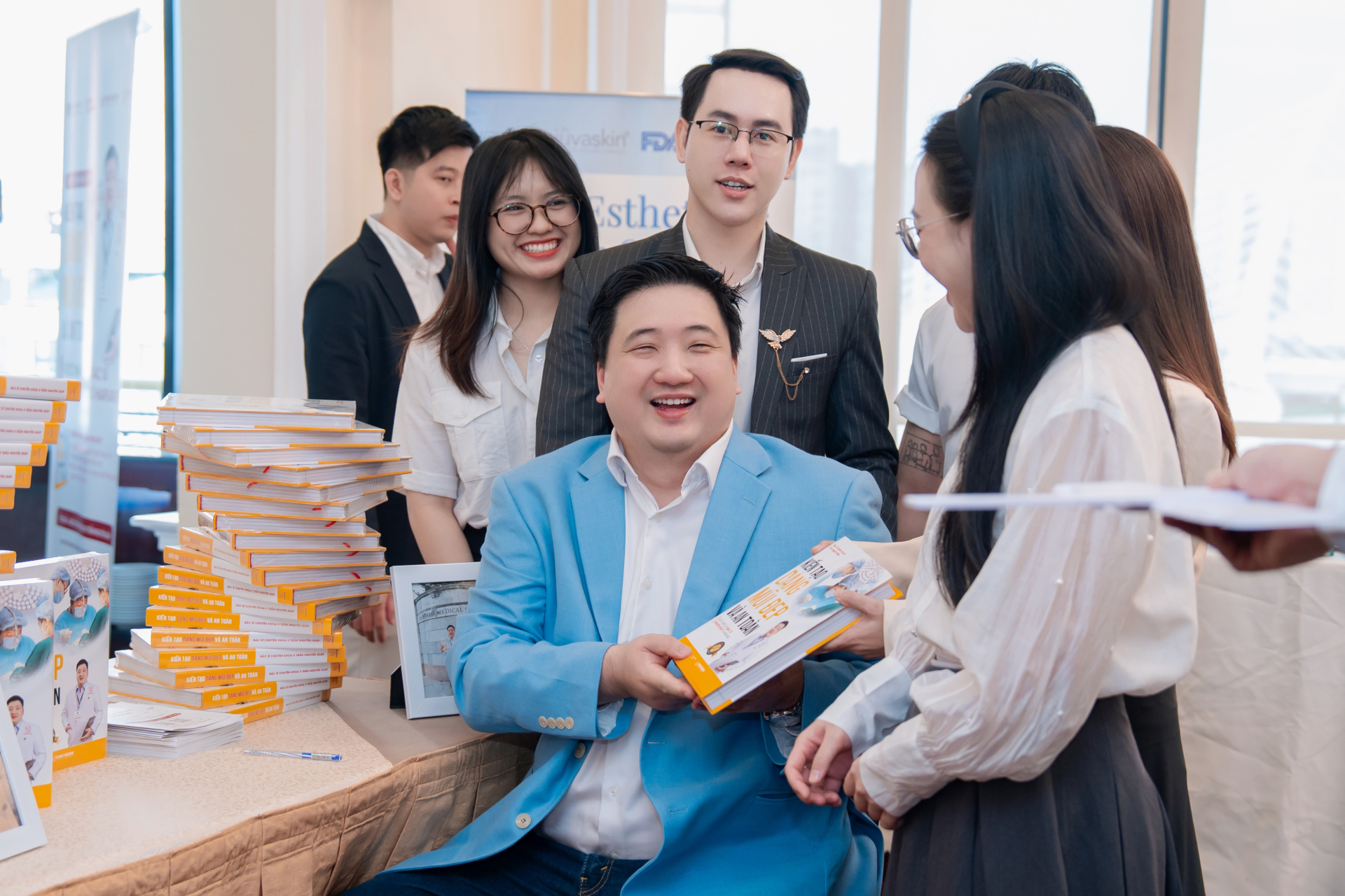 Bác sĩ Nguyên Giáp ký tặng sách cho đọc giả.