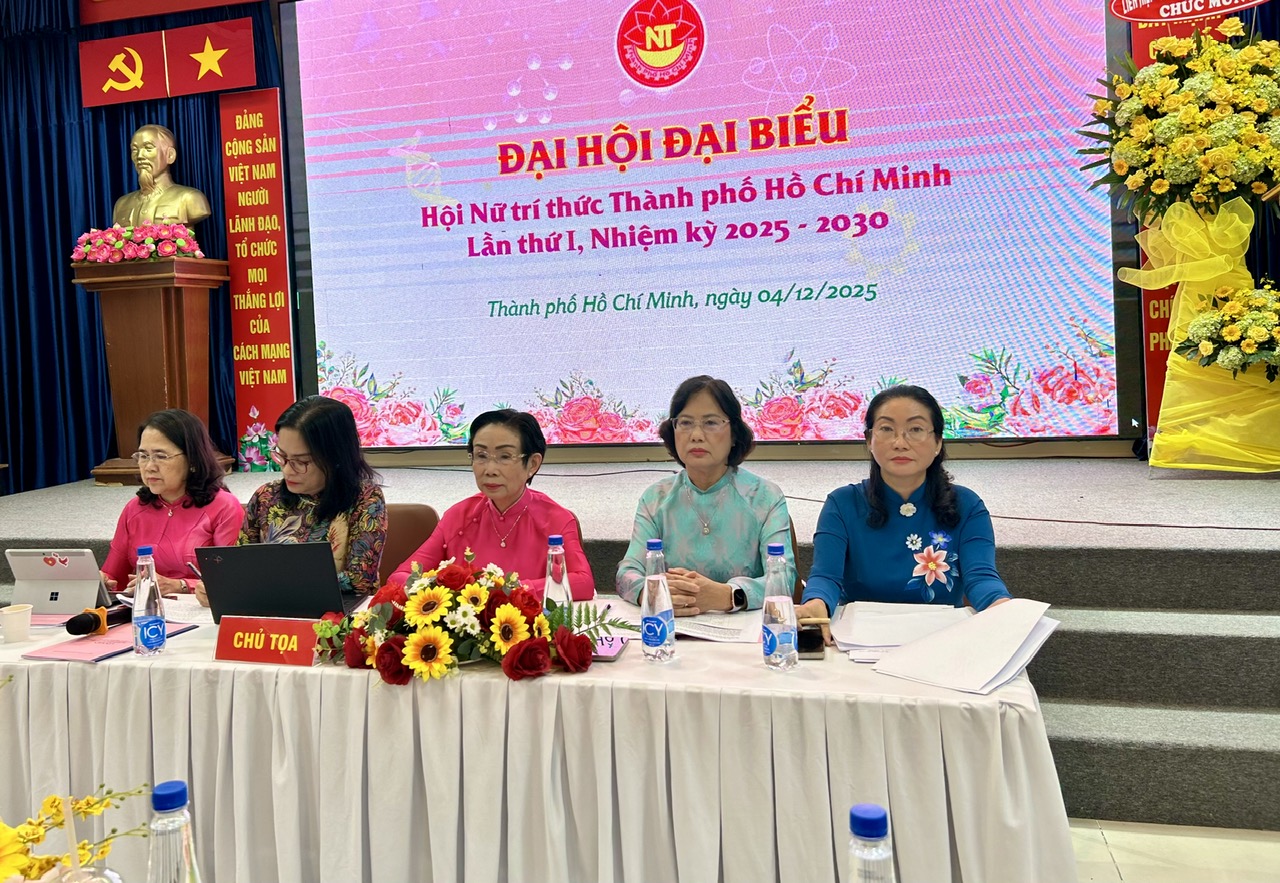 Chủ tọa đại hội Nữ tri thức TP.HCM. Ảnh: Cẩm Viên. 