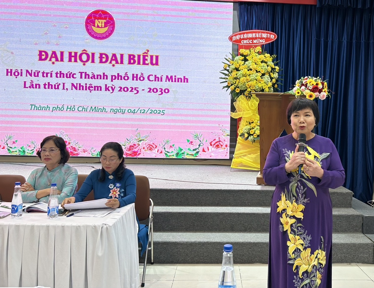 TS Lý Thị Mai, cố vấn Chi hội Nữ trí thức Doanh nhân góp ý tại đại hội. Ảnh: Cẩm Viên. 