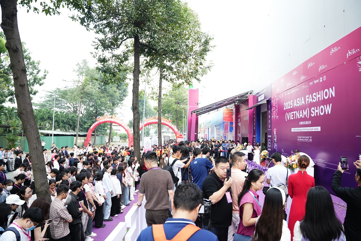 Các bạn trẻ xếp hàng để được tham dự mua sắm tại triển lãm. 