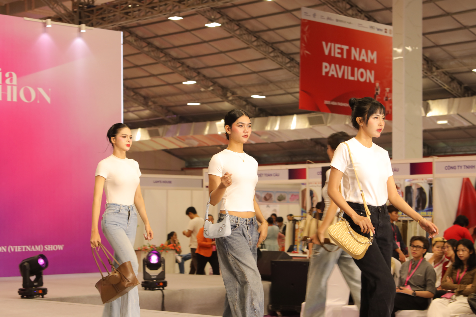 Nhiều chương trình giải trí và trình diễn thời trang sẽ diễn ra xuyên suốt triển lãm. 