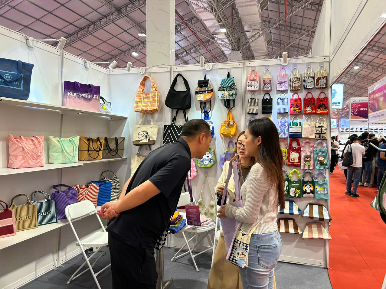 Rất nhiều sản phẩm thời trang được trưng bày tại triển lãm. 