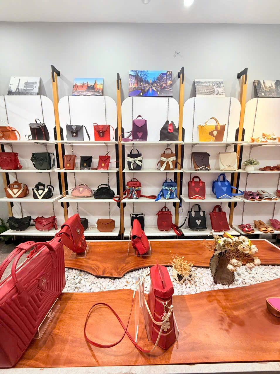 Nhiều sản phẩm sáng tạo thương hiệu Việt do chính tay Hiente Nguyen thiết kế.