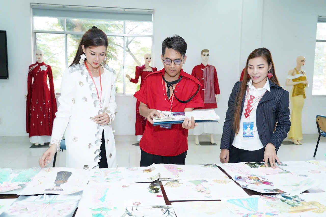 Không chỉ phát triển doanh nghiệp Việt, Hiente Nguyen còn tham gia vào đào tạo truyền nghề cho thế hệ trẻ Việt Nam trong lĩnh vực thời trang.