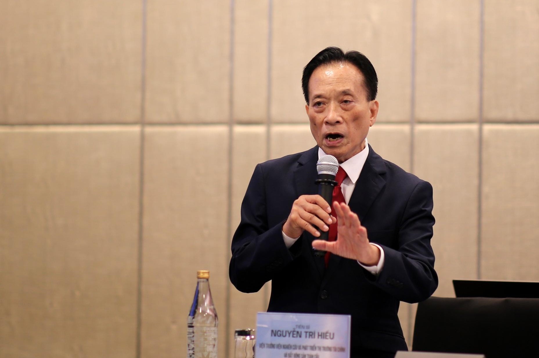 Chuyên gia kinh tế, Tiến sĩ Nguyễn Trí Hiếu phát biểu tại toạ đàm.
