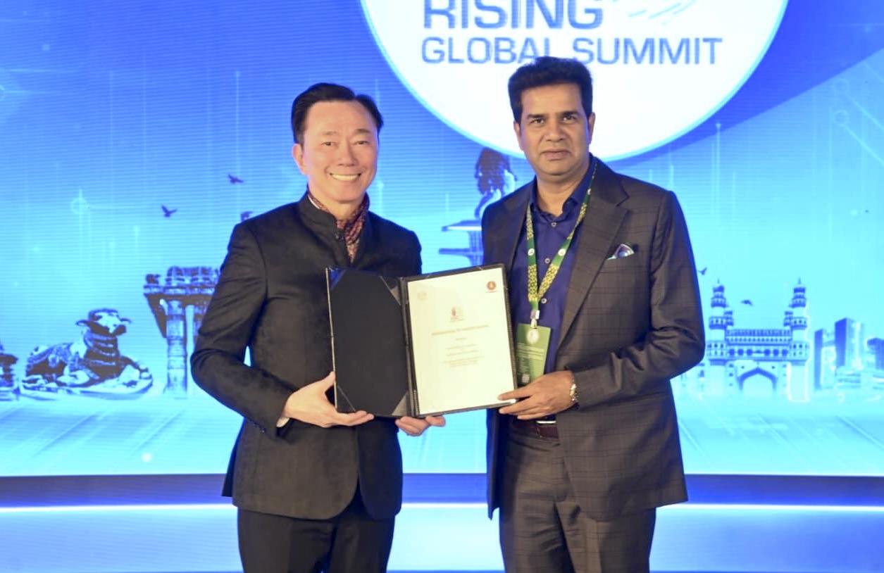 Ông Phạm Sanh Châu (trái), Tổng Giám đốc Vingroup Châu Á kiêm Tổng Giám đốc VinFast Châu Á, và ông Sanjay Kumar, Thứ trưởng Bộ Công thương, Chính quyền Bang Telangana, tại buổi lễ ký kết.