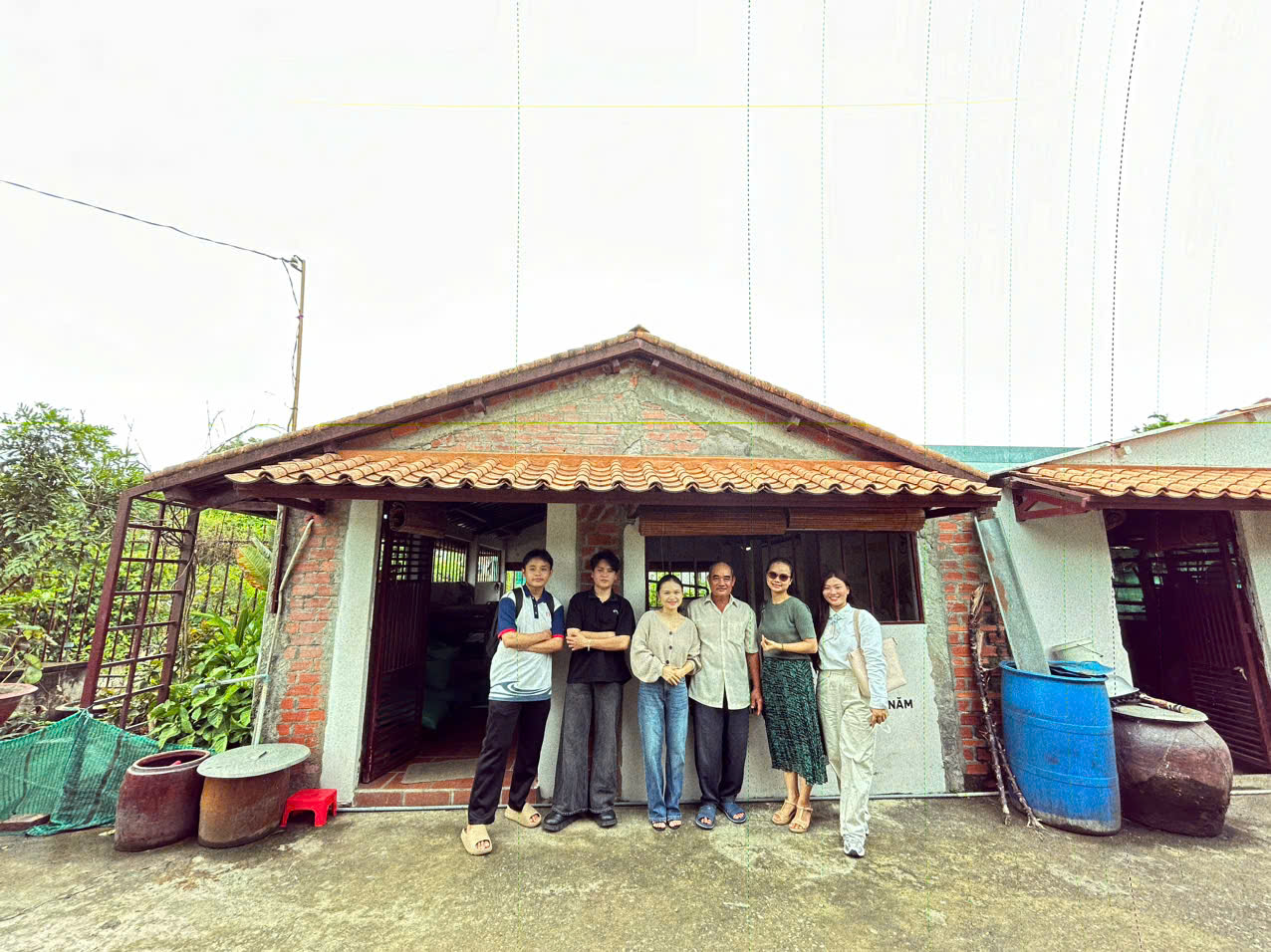 Du khách tham quan làng nghề nấu rượu Phú Lễ.