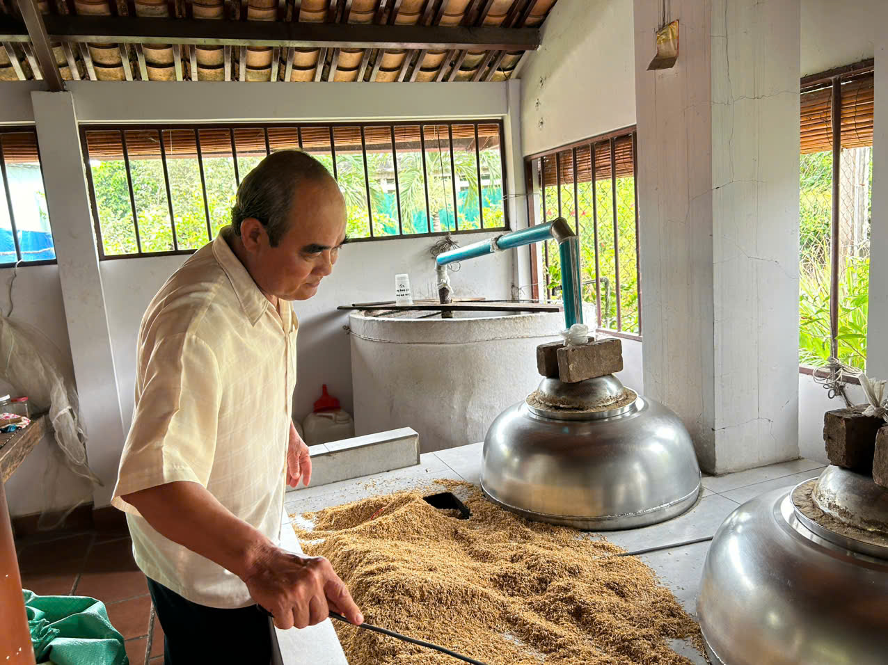 Nghệ nhân nấu rượu Phú Lễ, Hạ Chí Huỳnh.