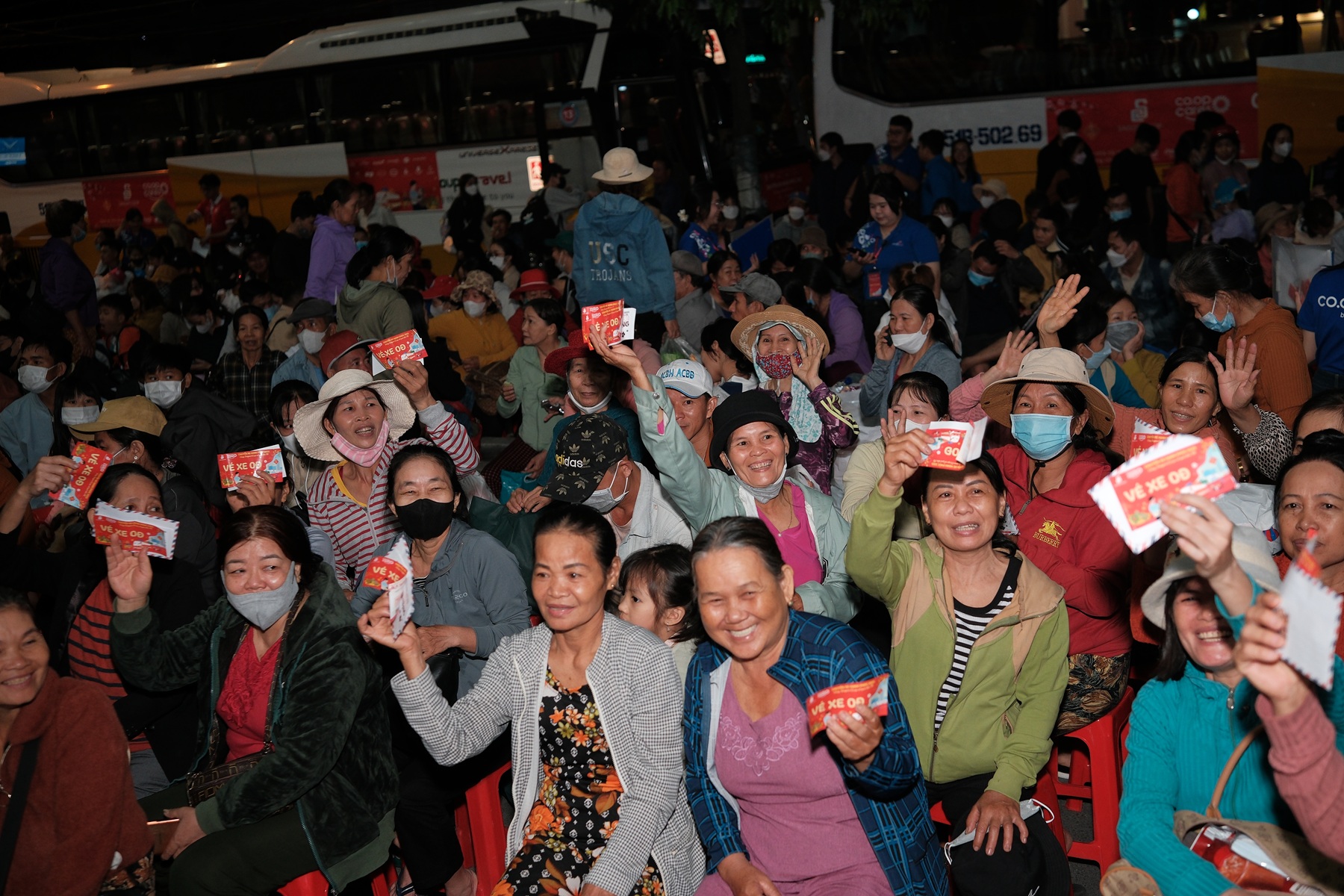 Bà con háo hức sẵn sàng lên xe về quê ăn Tết cùng Saigon Co.op năm 2025