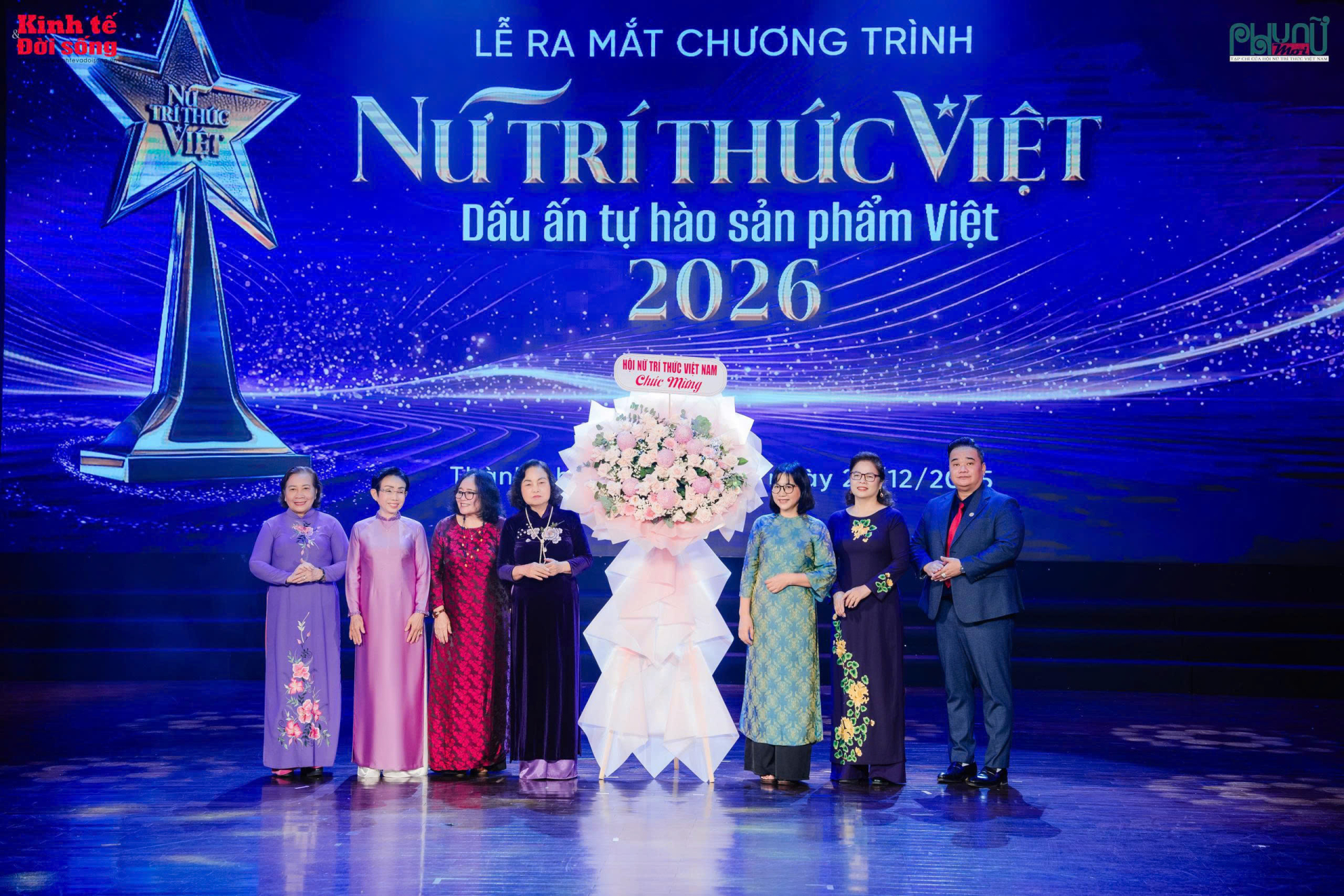 Hội Nữ Tri Thức trao hoa chúc mừng chương trình. 