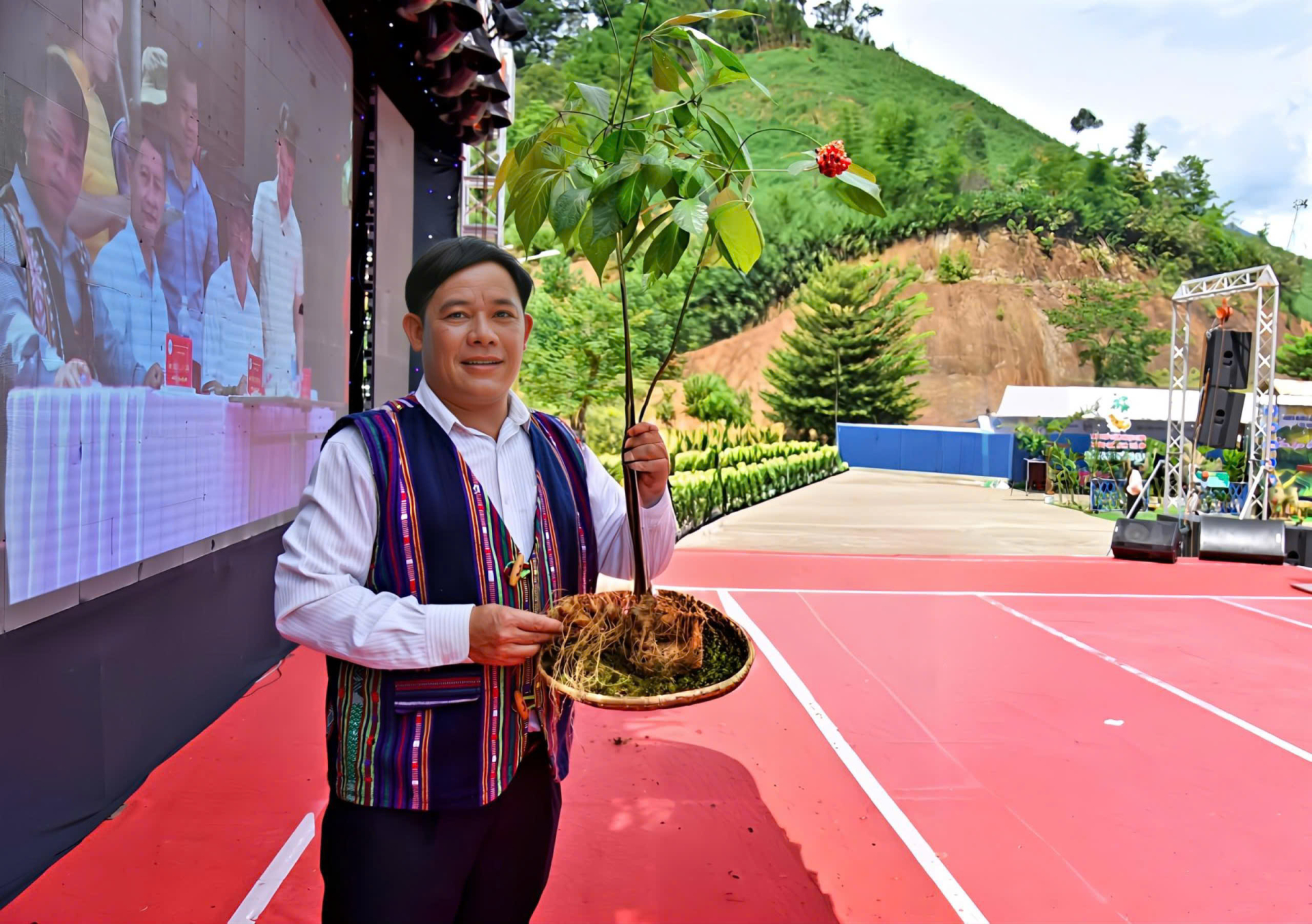Ông Nguyễn Văn Lượng là người sở hữu rất nhiều sâm có giá trị cao.