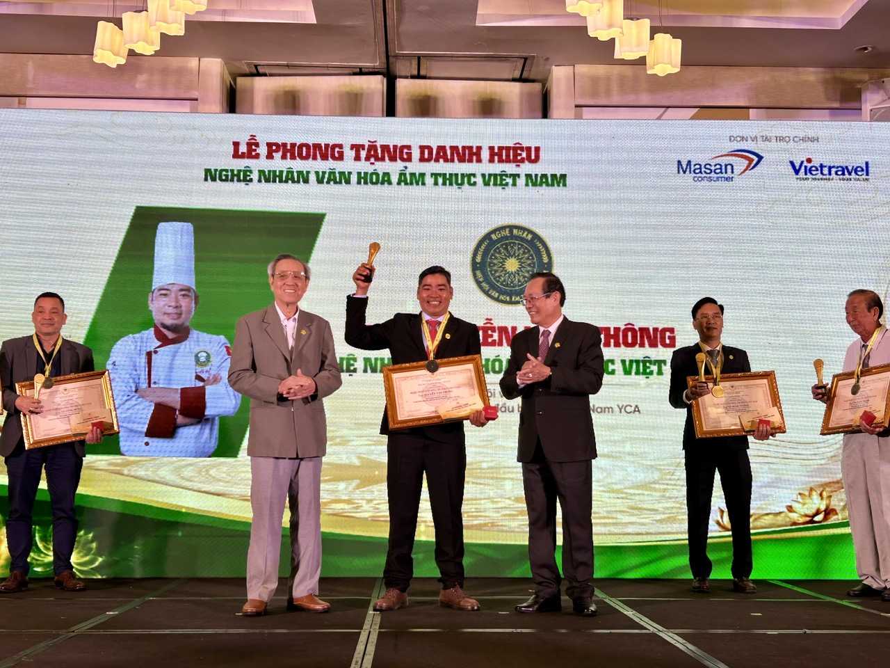 Nghệ nhân trẻ tuổi nhất Nguyễn Văn Thông được vinh danh. Ảnh: Cẩm Viên. 