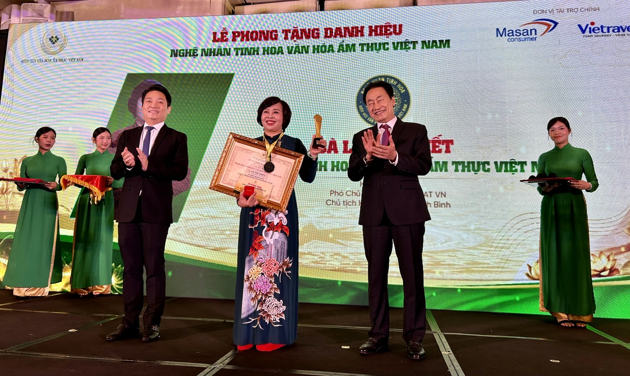 Nghệ nhân Lê Thị Thiết - Chủ tịch Hiệp hội Văn hóa Ẩm thực Nam Định được vinh danh. Ảnh: Cẩm Viên. 