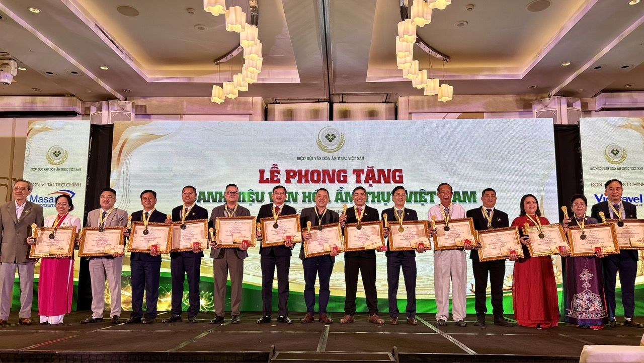 28 nghệ nhân được vinh danh sau hơn 5 tháng xét duyệt nghiêm ngặt. Ảnh: Cẩm Viên. 