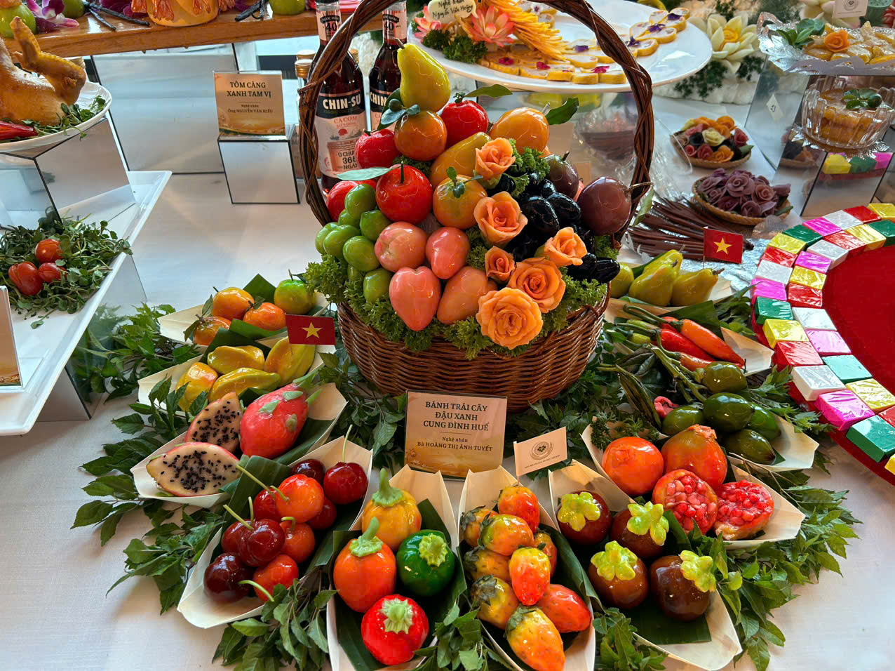 Rất nhiều món ăn được giới thiệu đến khách tham dự. 