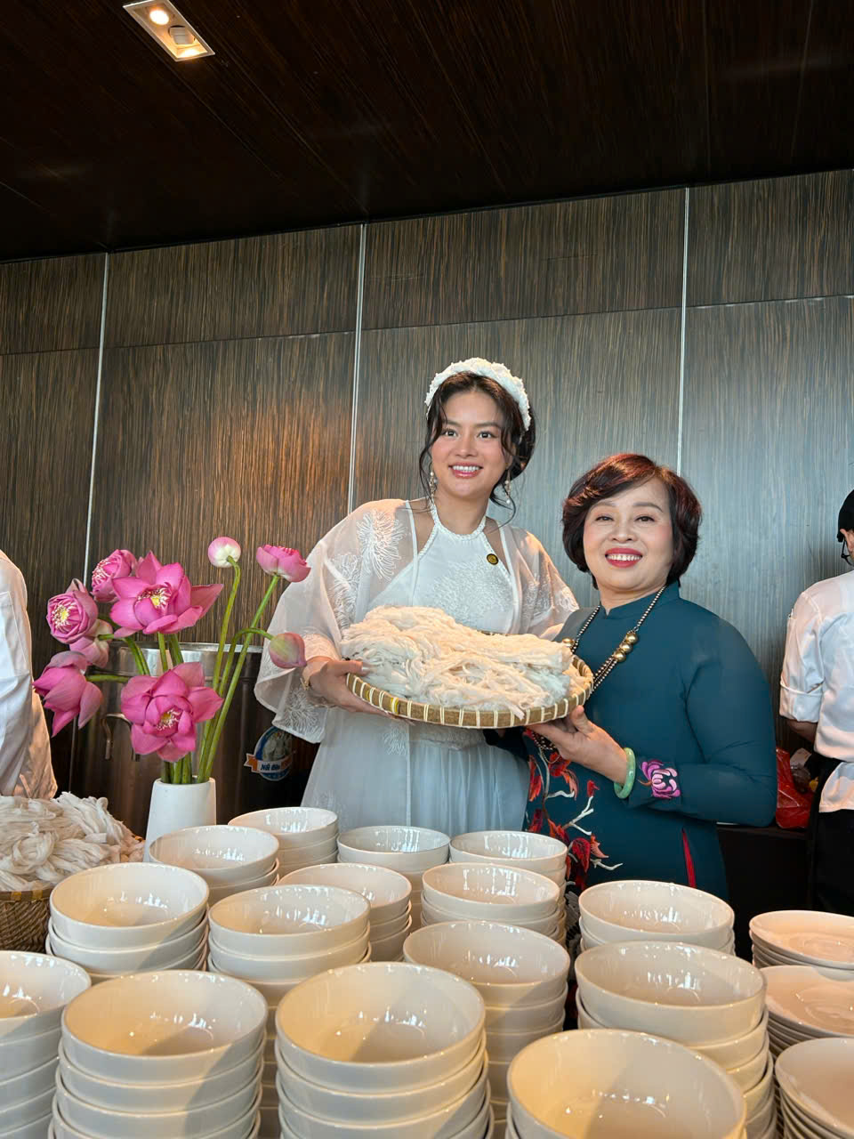 Nghệ nhân Lê Thị Thiết giới thiệu món phở đến khách tham dự. Ảnh: Cẩm Viên. 