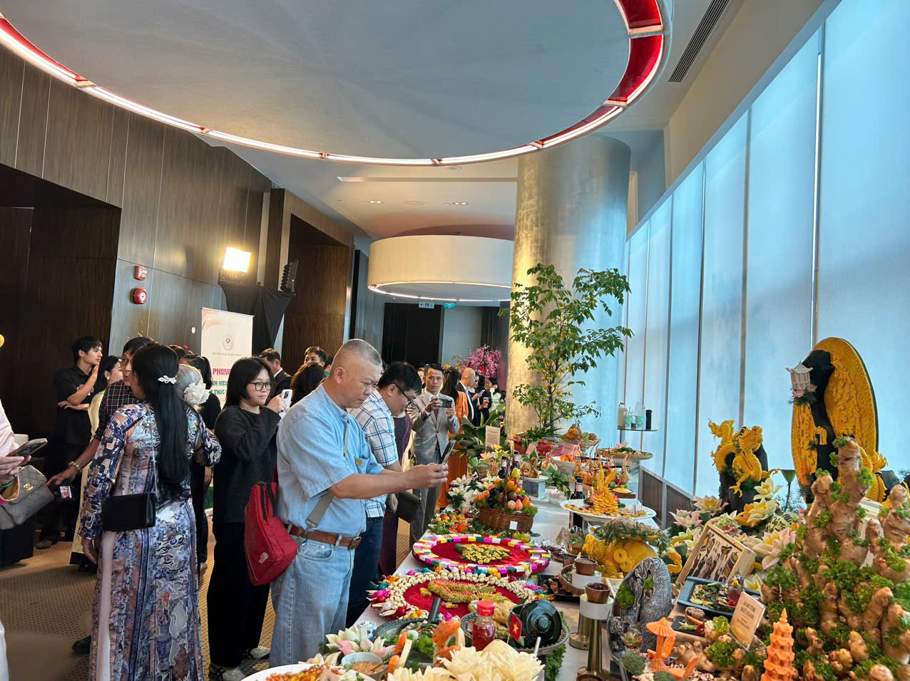 Món ăn của những nghệ nhân thu hút khách tham dự. Ảnh: Cẩm Viên. 