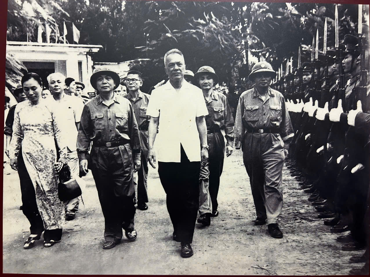 Luật sư Nguyễn Hữu Thọ (áo trắng) là nhà cách mạng lỗi lạc.