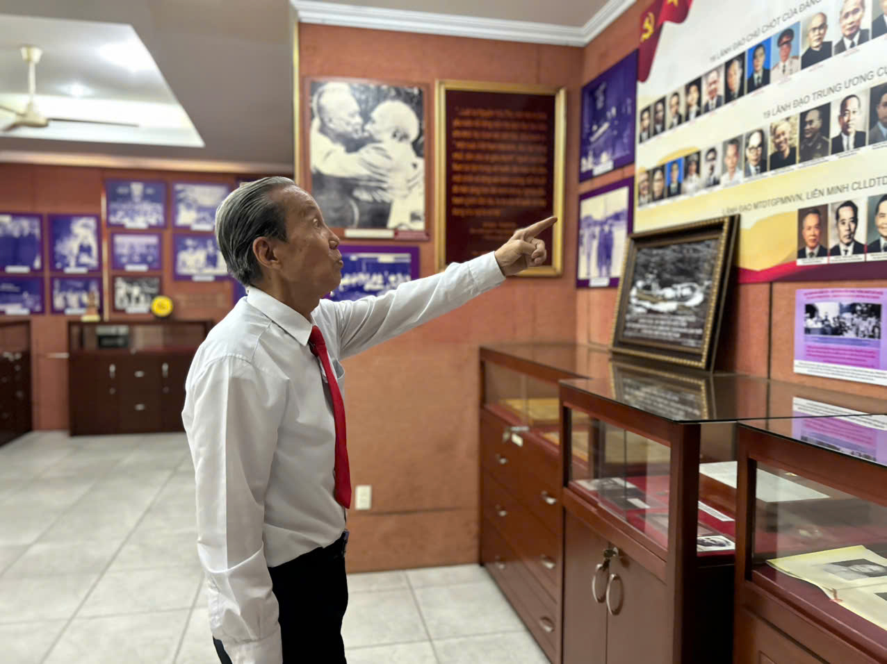 Ông Nguyễn Hữu Châu chia sẻ về những di vật của cha ông. Ảnh: Cẩm Viên. 