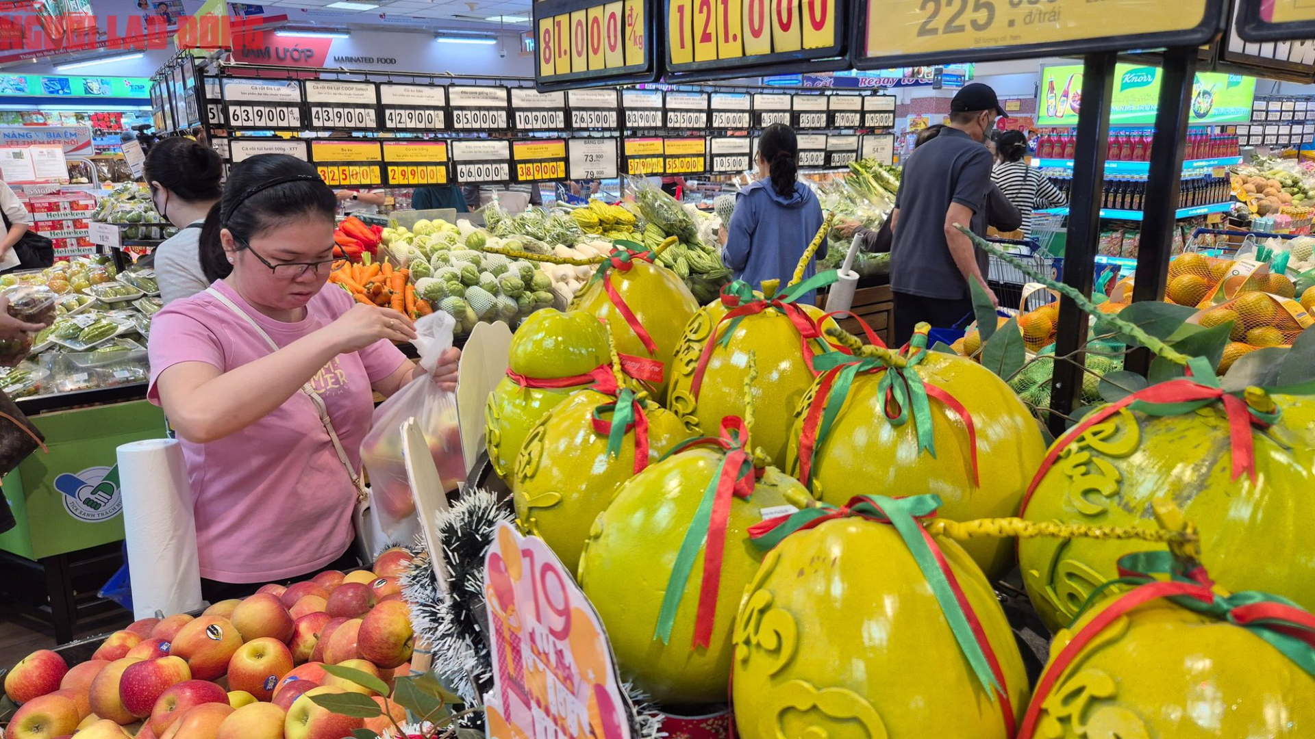 Siêu thị giới thiệu sản vật nghệ thuật được làm thủ công từ nghệ nhân Việt trong dịp tết.