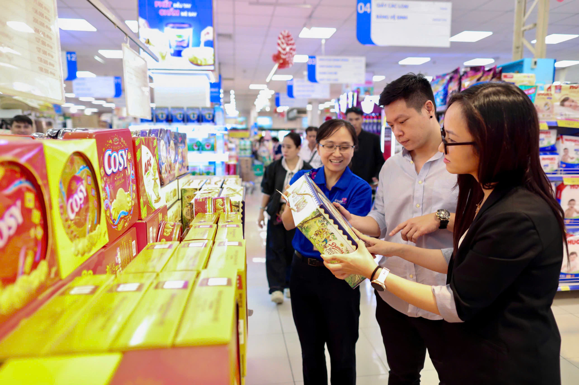 Saigon Co.op trưng bày bánh kẹo Tết ở khu vực bắt mắt, đa dạng chủng loại và phân khúc giá.