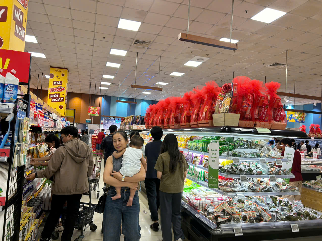 Hàng Tết lên kệ tại các siêu thị. Ảnh: Cẩm Viên. 