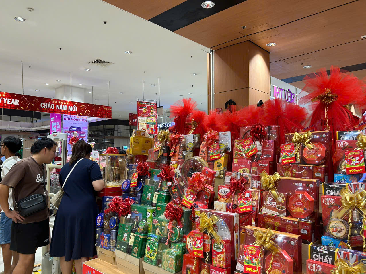 Bánh kẹo và giỏ quà Tết đã được bày bán. Ảnh: Cẩm Viên. 