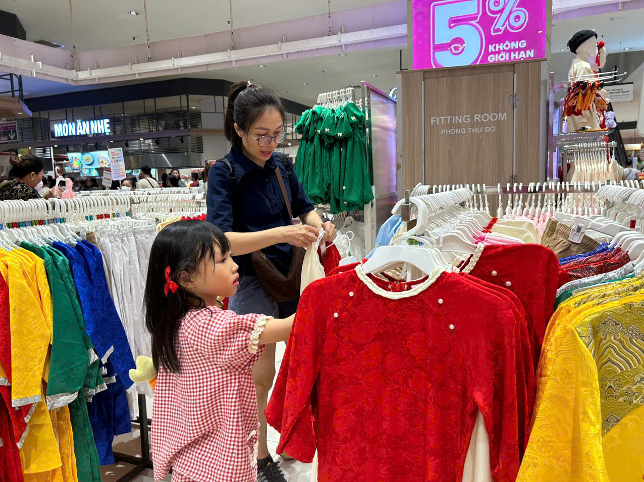 Các mặt hàng Tết đã được trưng bày phục vụ người tiêu dùng. Ảnh: Cẩm Viên. 