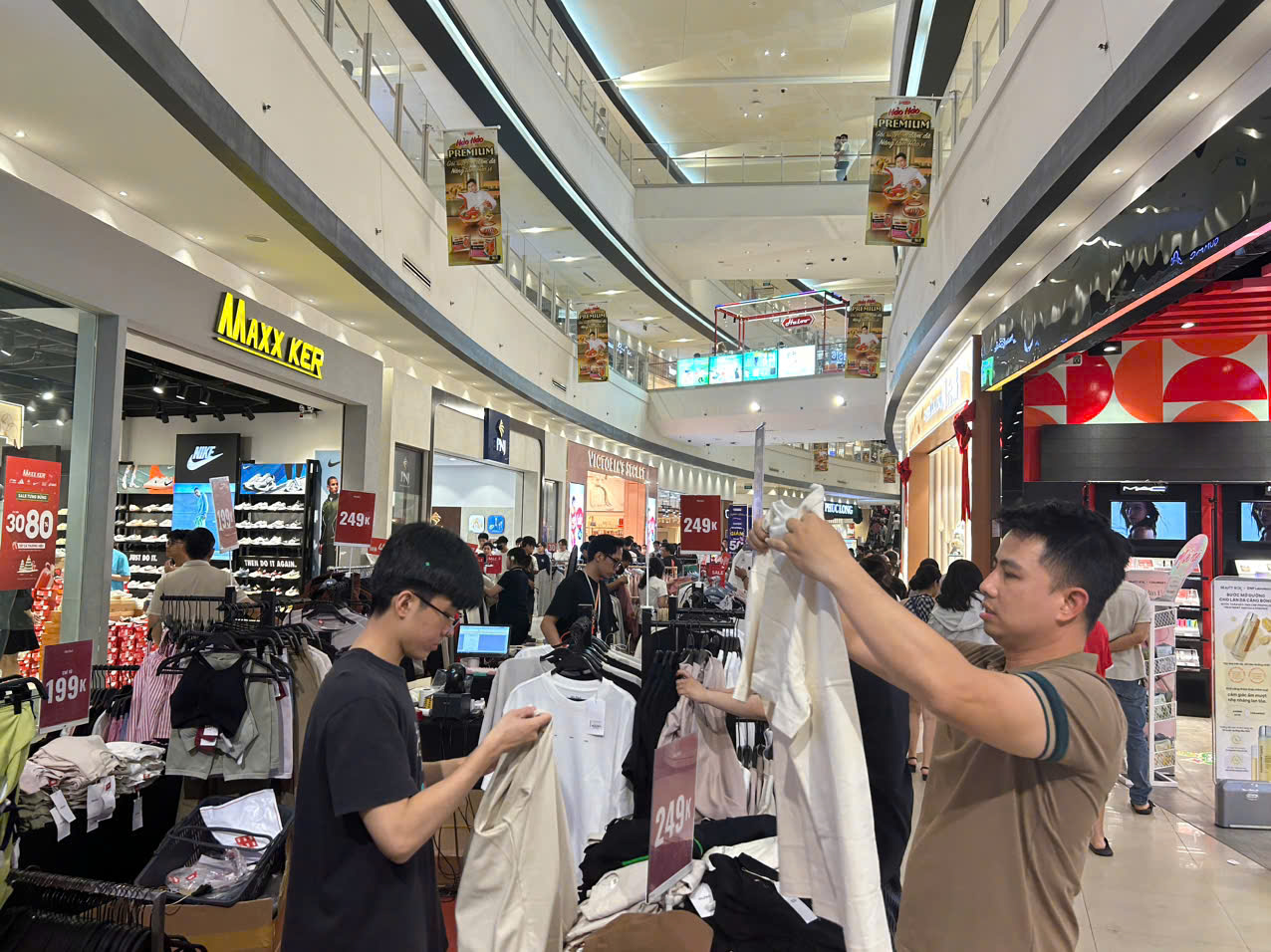 Sức mua Tết Dương lịch tăng vọt 20–40%, bán lẻ vào ‘guồng’ cao điểm