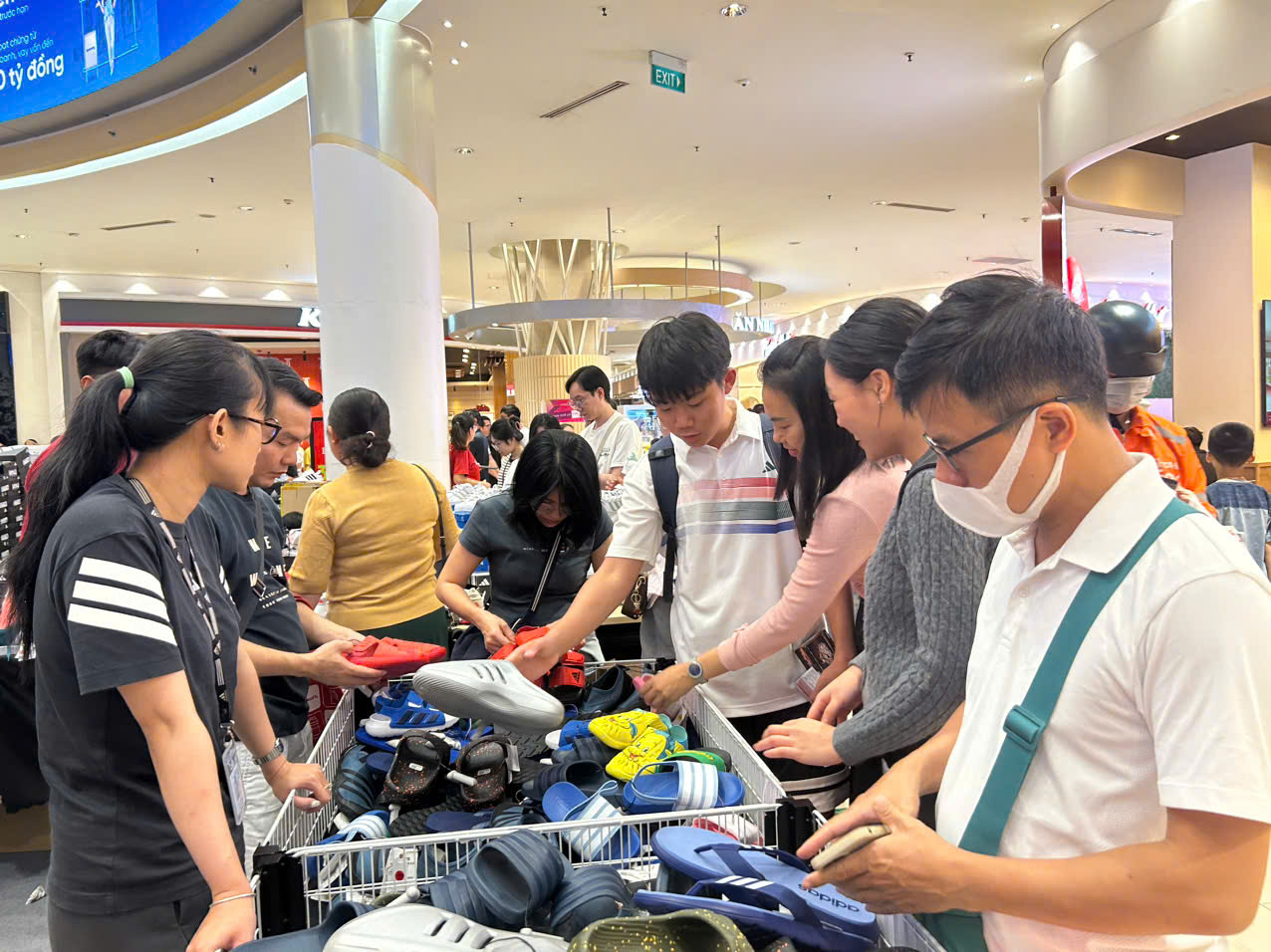 Các gian hàng giày dép thời trang giảm sâu. Ảnh: Cẩm Viên. 