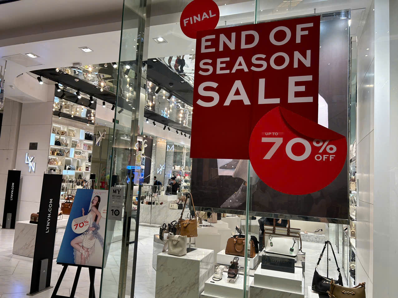 Có những thương hiệu giảm giá lên đến 70%. Ảnh: Cẩm Viên. 