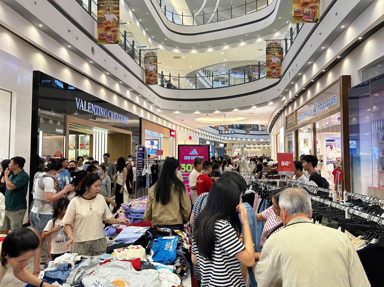 Sức mua tăng đột biến. 