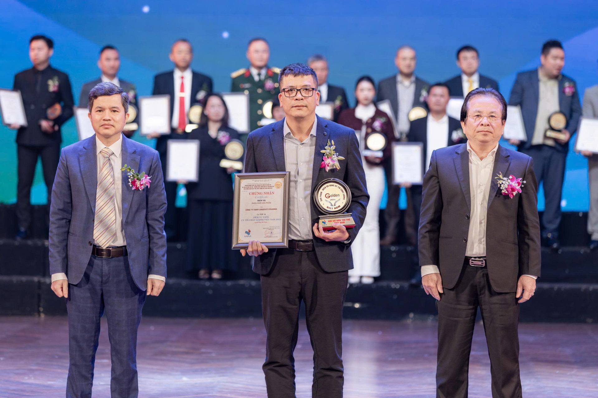 Ông Nguyễn Mạnh Tráng, Phó Giám đốc Longevity Pharma nhận chứng nhận Top 10 Sản phẩm – Dịch vụ vàng uy tín chất lượng Việt Nam 2025 cùng biểu trưng vinh danh từ Ban Tổ chức.