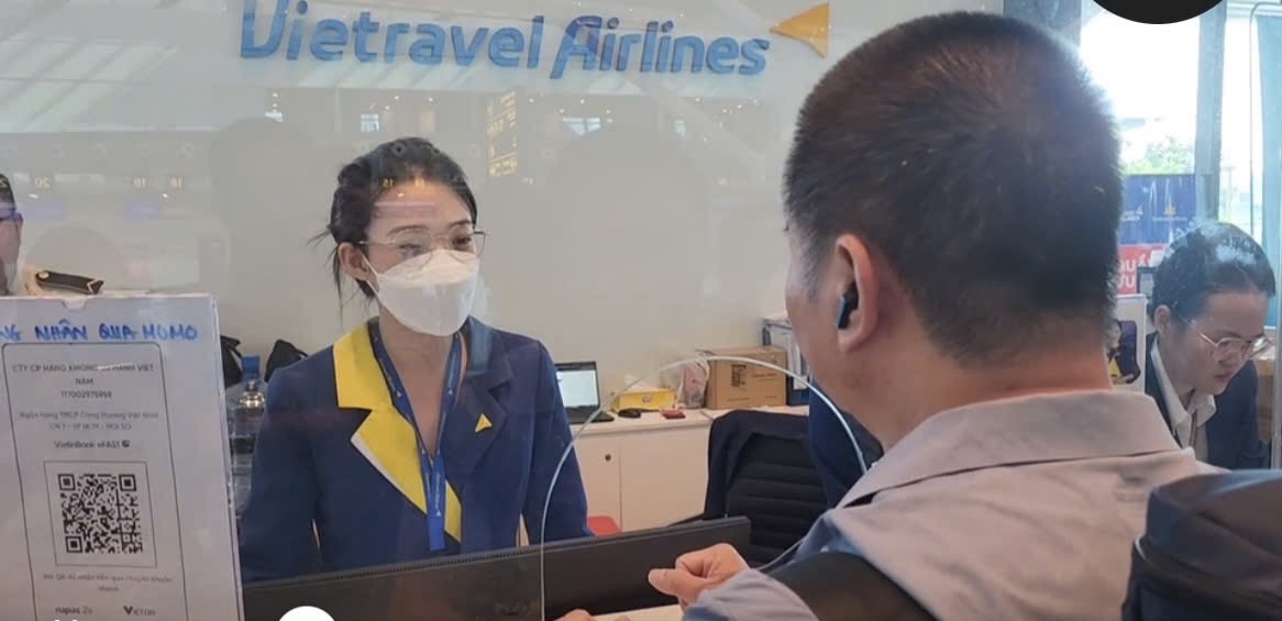 Trước đó, rất nhiều khách hàng cũng đã phản ánh về tình trạng delay nhiều giờ tại sân bay Tân Sơn Nhất. Ảnh: Cắt clip. 